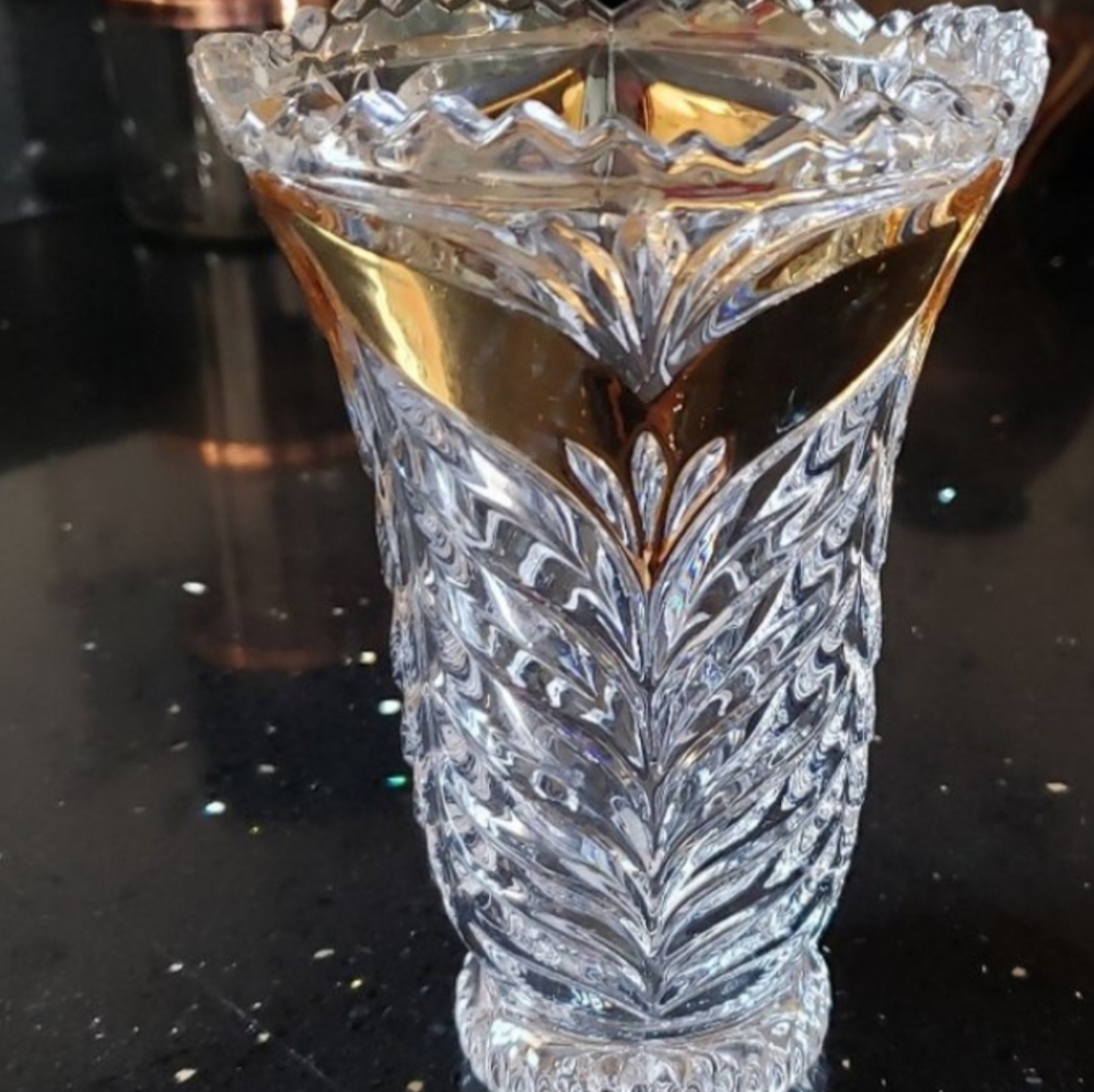 VINTAGE GOLD TRIMMED CRYSTAL VASE - Picture 3 of 6